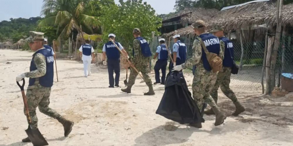 Marina y Ayuntamiento de Seybaplaya limpian 160 kg de basura en la costa de Payucan
